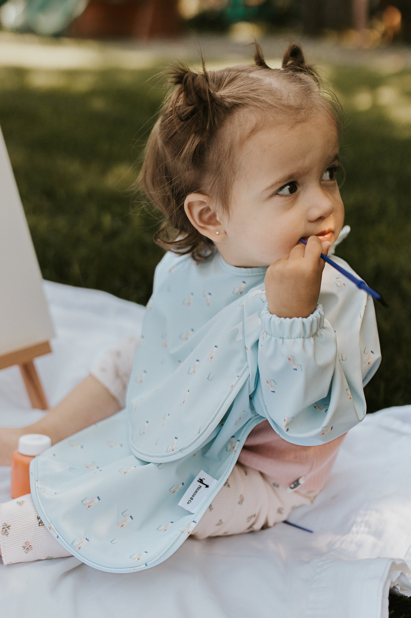 Bavette à manches longues avec pochette intégrée