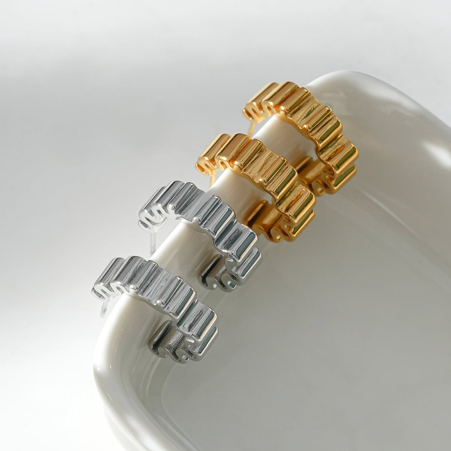 Style ALMORA: Retro-Inspired Wriggly Shaped Hoop Earrings in Gold