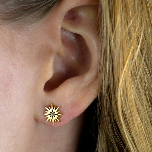 AMNISTY: 'Brilliant Star' Zirconia Stud Earrings Gold