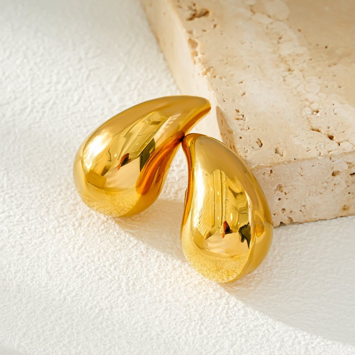 AVONTUR Gold: Statement Tear Drop Stud Earrings