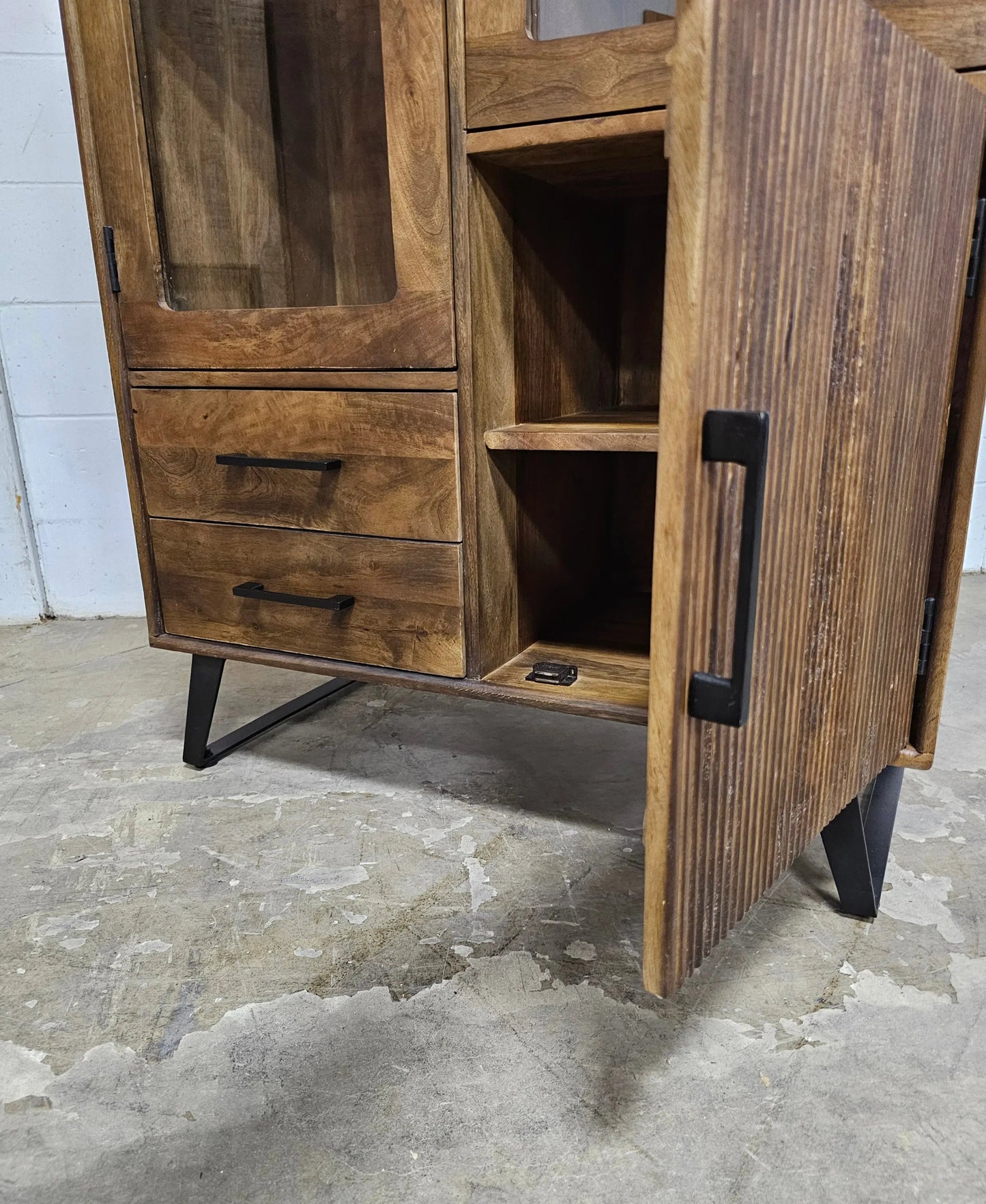 Armoire Arezzo en bois de manguier portes vitrées