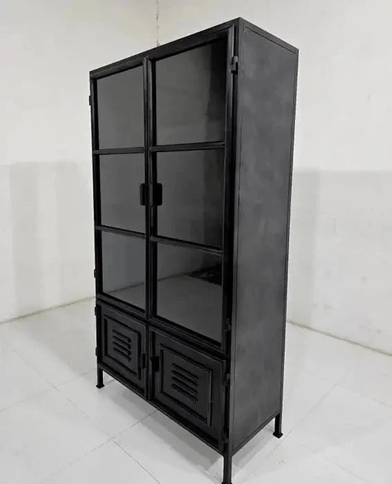 Armoire vintage en acier noir avec porte vitrée et porte style casier dans le bas