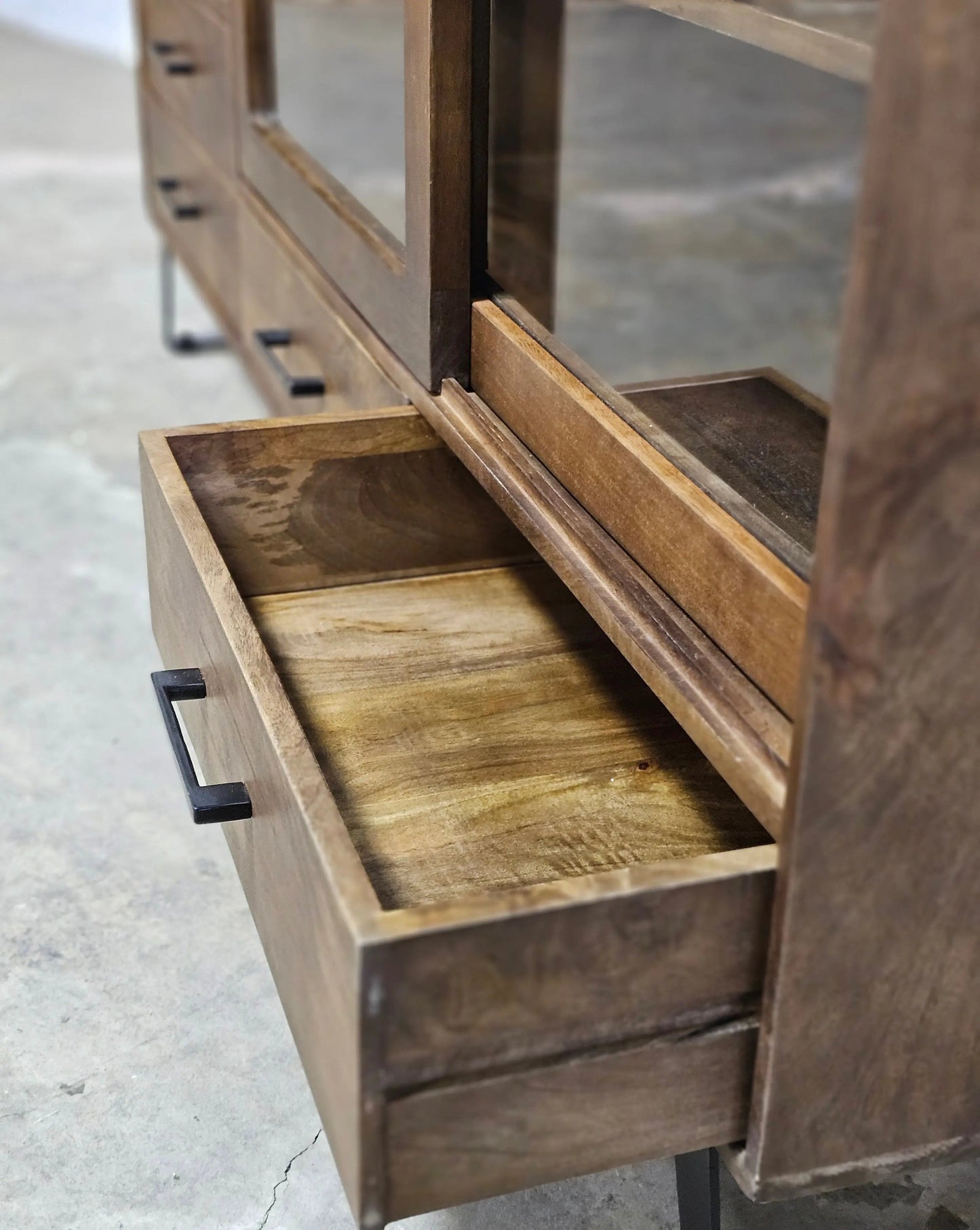 Buffet Arezzo en bois de manguier portes coulissantes vitrées