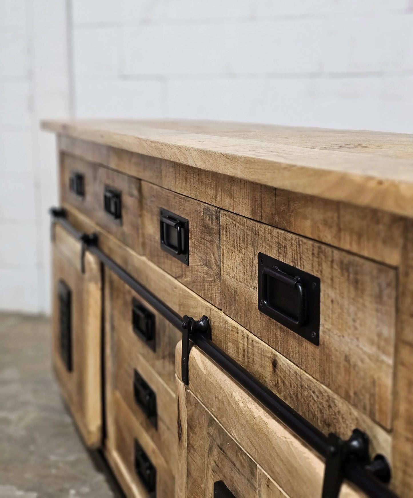 Buffet Farmhouse en bois de manguier brut avec portes coulissantes