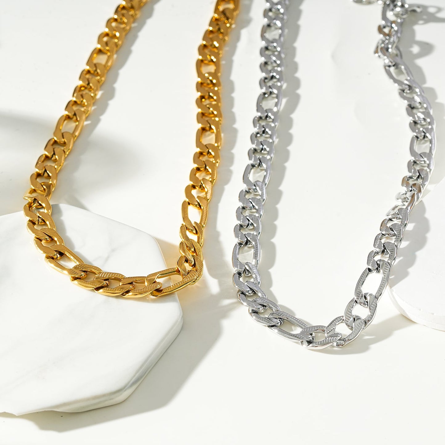Style CHAPORA: Textured Cuban-Link Chunky Chain Necklace in White Gold (Silver Toned)