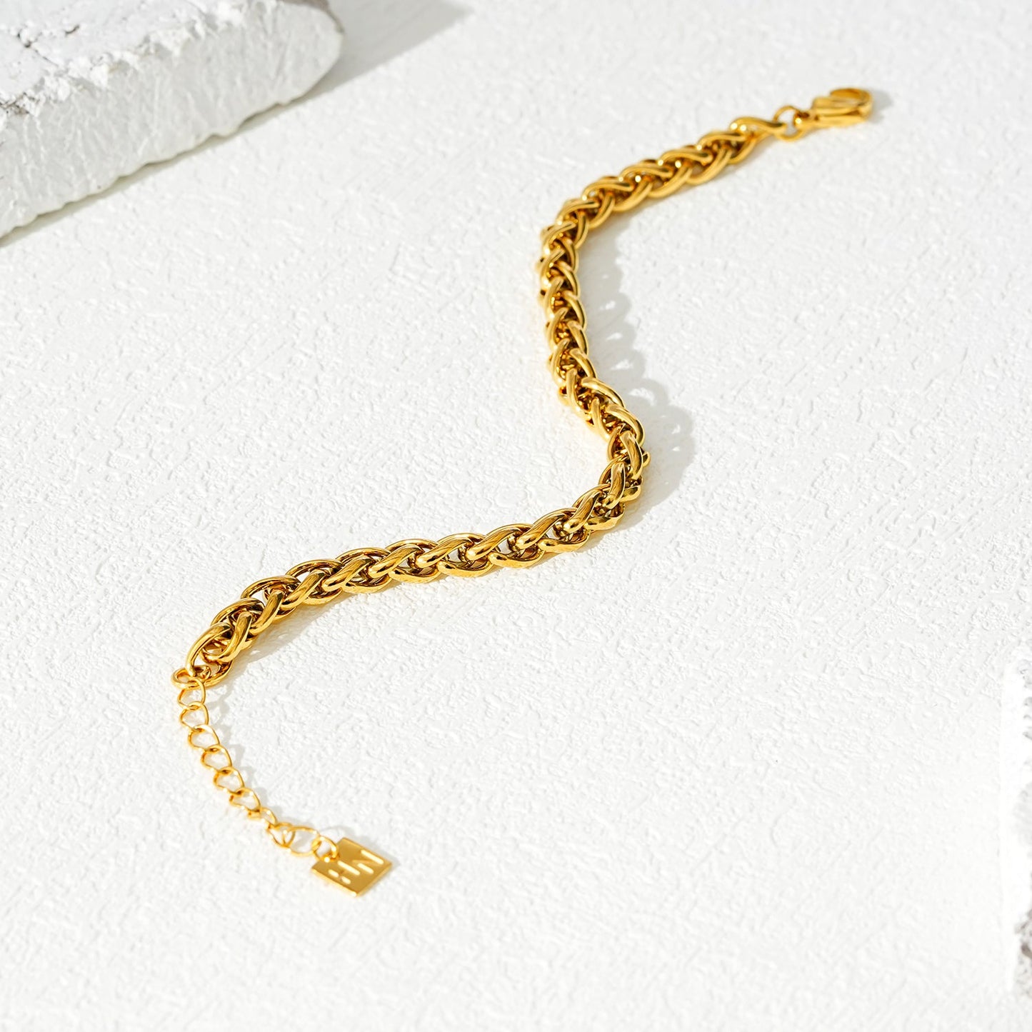 Style CLOVELLY: Interwoven Oval Hoop Chunky Bracelet