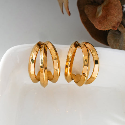 Style GRIZZANA: Triple Banded Hoop Earrings in Gold