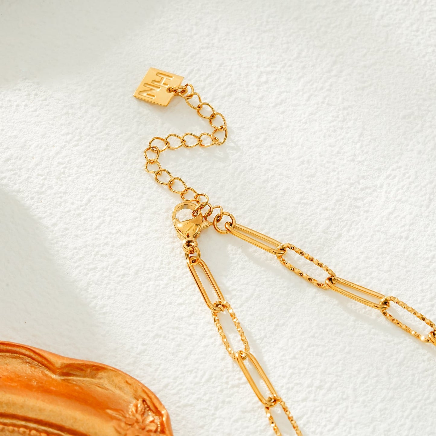 FRETTA: Radiant Star Shaped Pendant Zirconia Paper-Clip Chain Necklace in Gold.