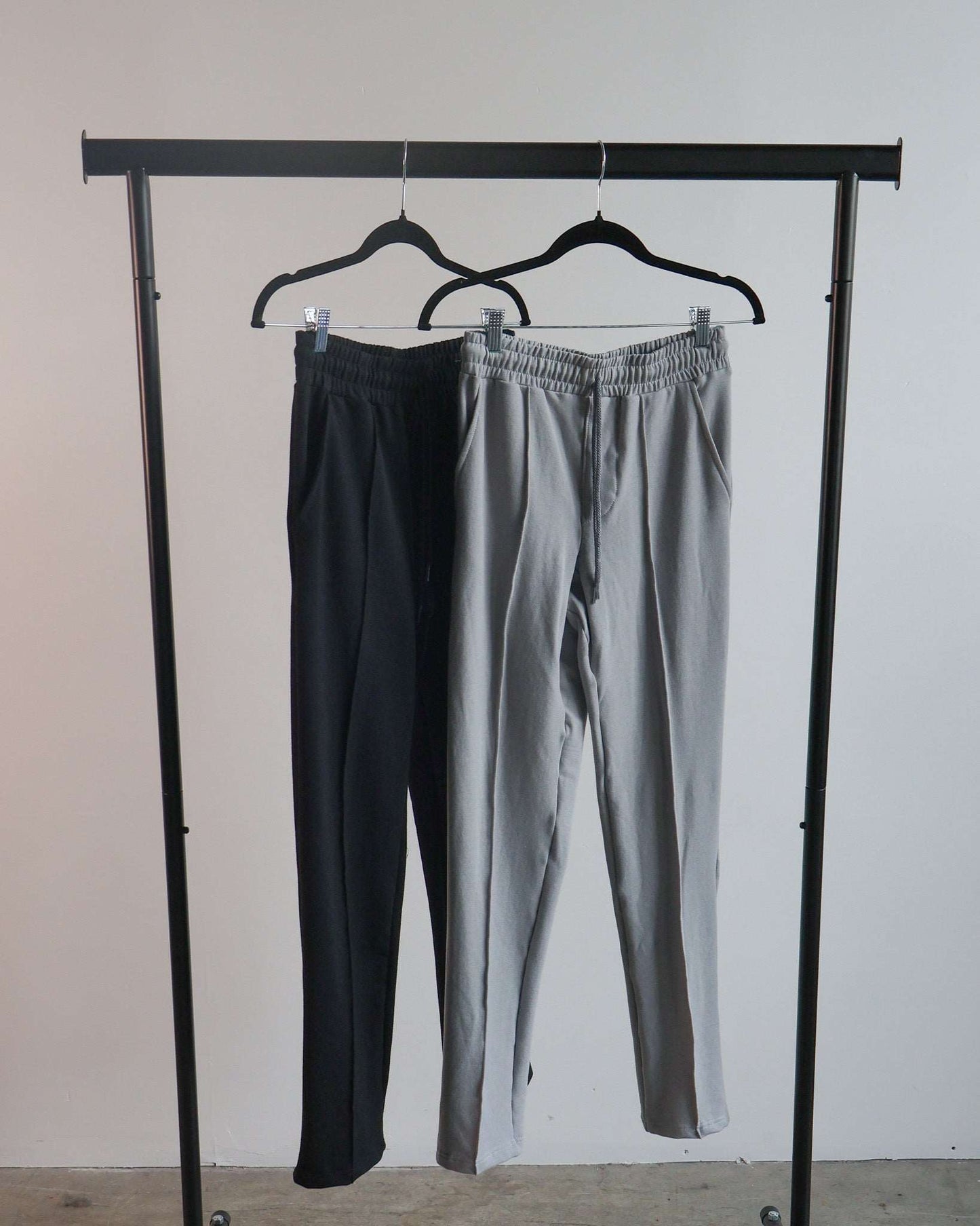 Le pantalon de survêtement sur mesure en noir