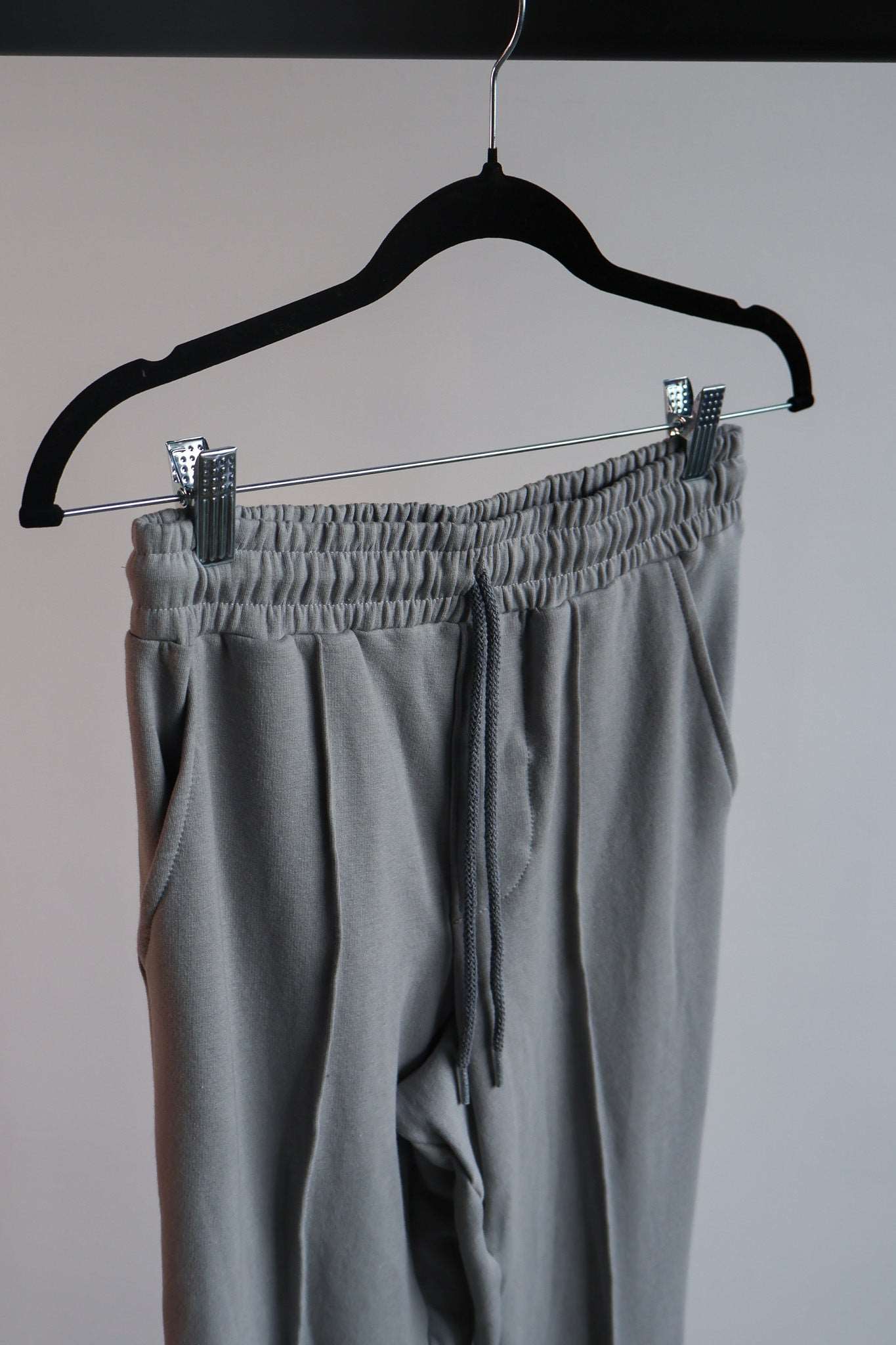 Le pantalon de survêtement sur mesure en noir
