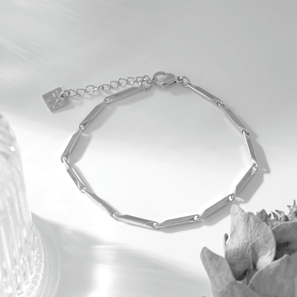 Style ITARSI Silver: Minimalist Geometric Shaped Beaded Chain Bracelet