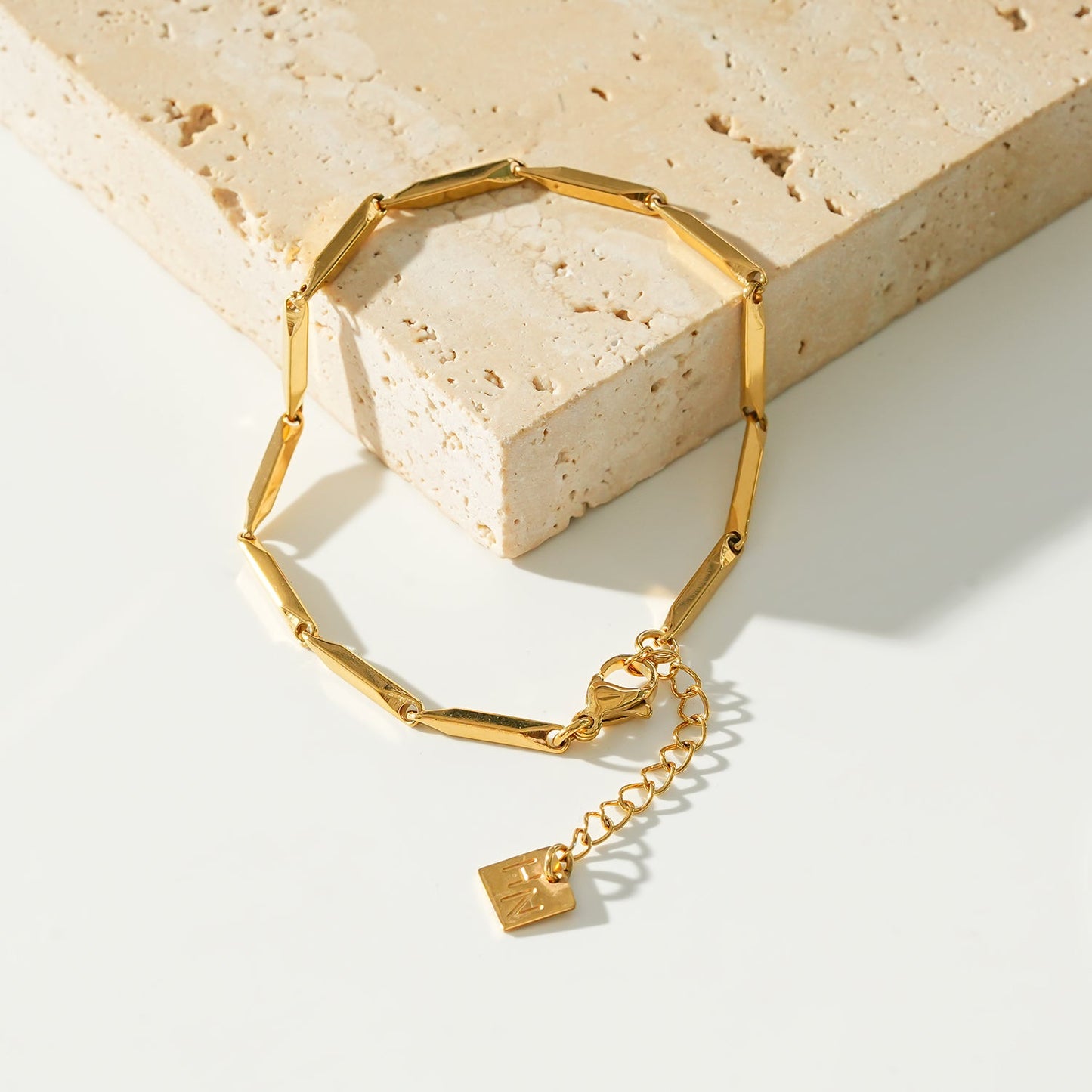 Style ITARSI Gold: Minimalist Geometric Shaped Beaded Chain Bracelet