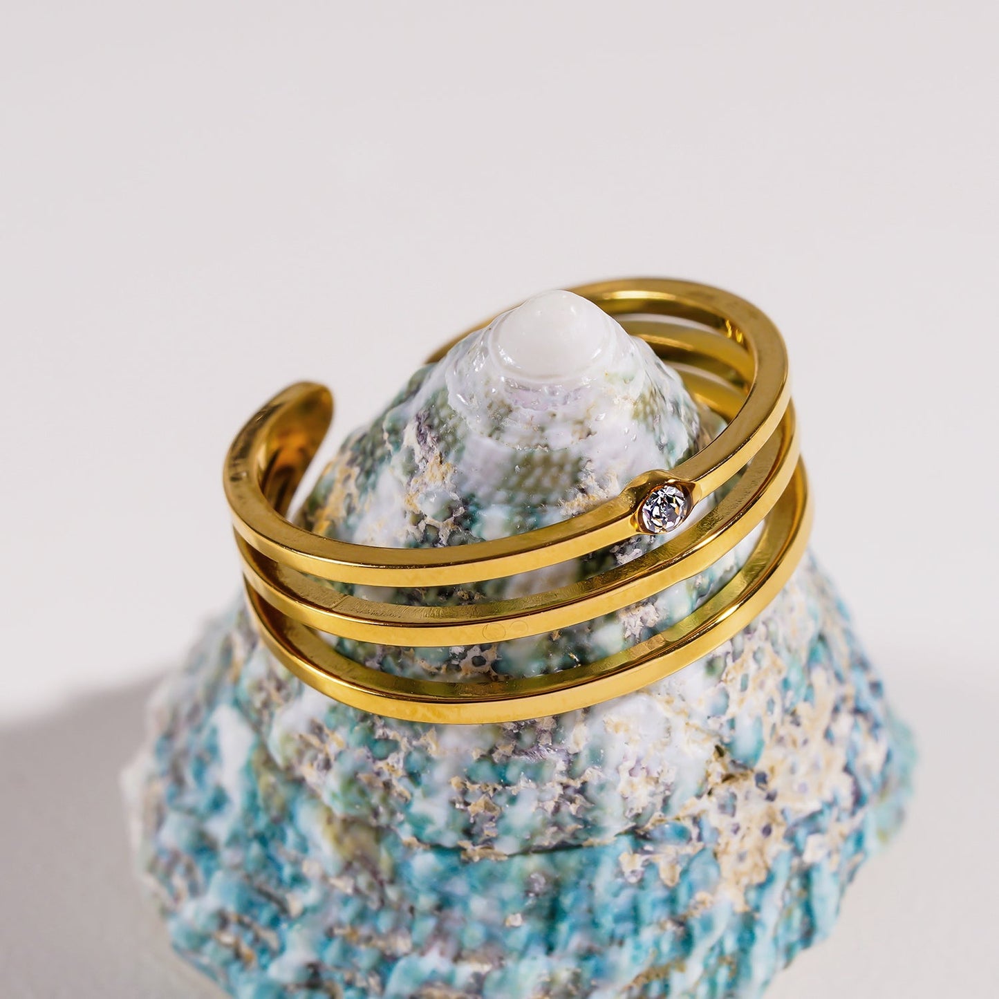 Style LIEZEL: Triple Band Ring with a Solitaire Zirconia Gemstone