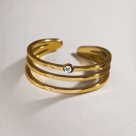 Style LIEZEL: Triple Band Ring with a Solitaire Zirconia Gemstone
