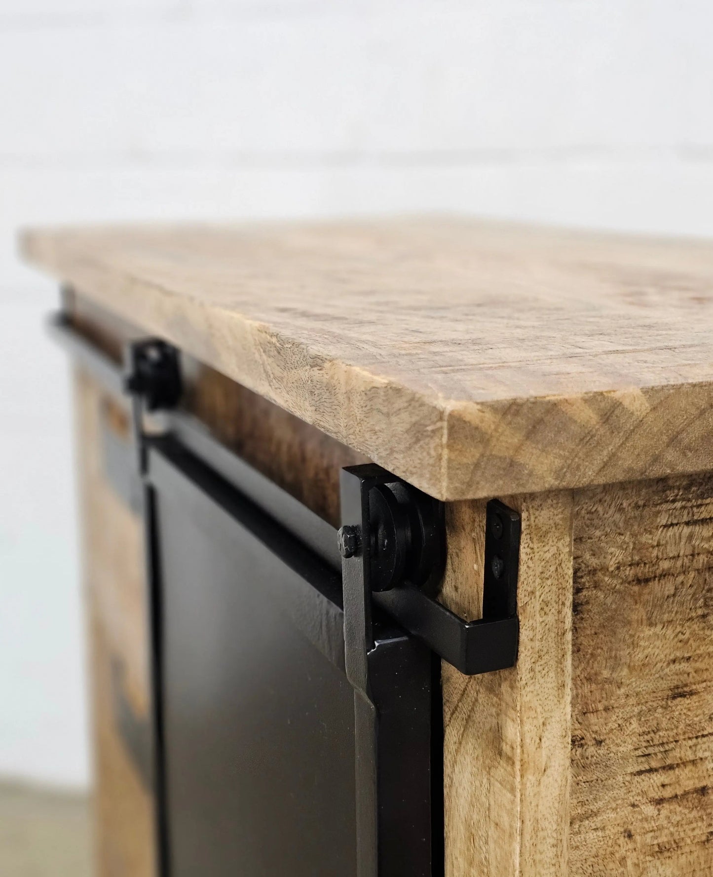 Meuble Commode Raven en bois de manguier porte coulissante en acier noir