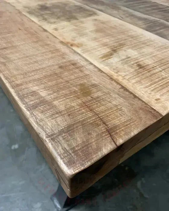 Table à dîner industrielle AMSTERDAM avec plateau de manguier et patte en fonte d'acier