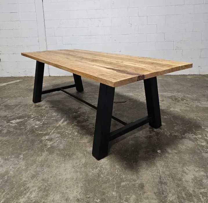 Table à diner industrielle style Établie patte en acier noir mat avec plateau en Bois de Manguier