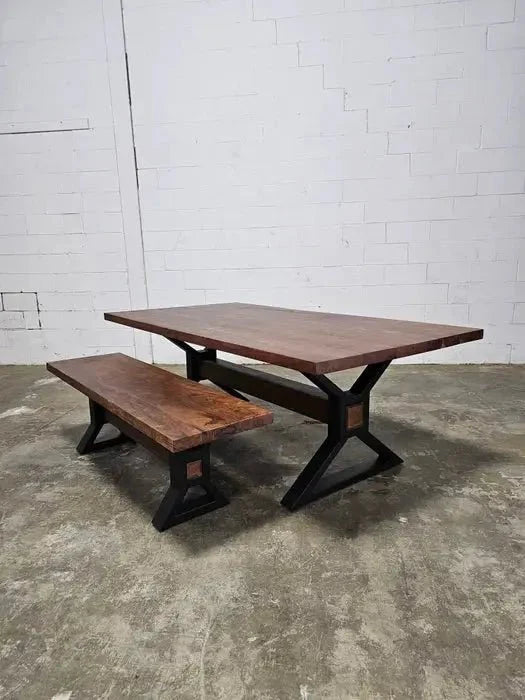 Table à diner patte en X noir mat avec plateau en Acacia Brun et 1 Banc patte en X noir mat en bois d'acacia brun