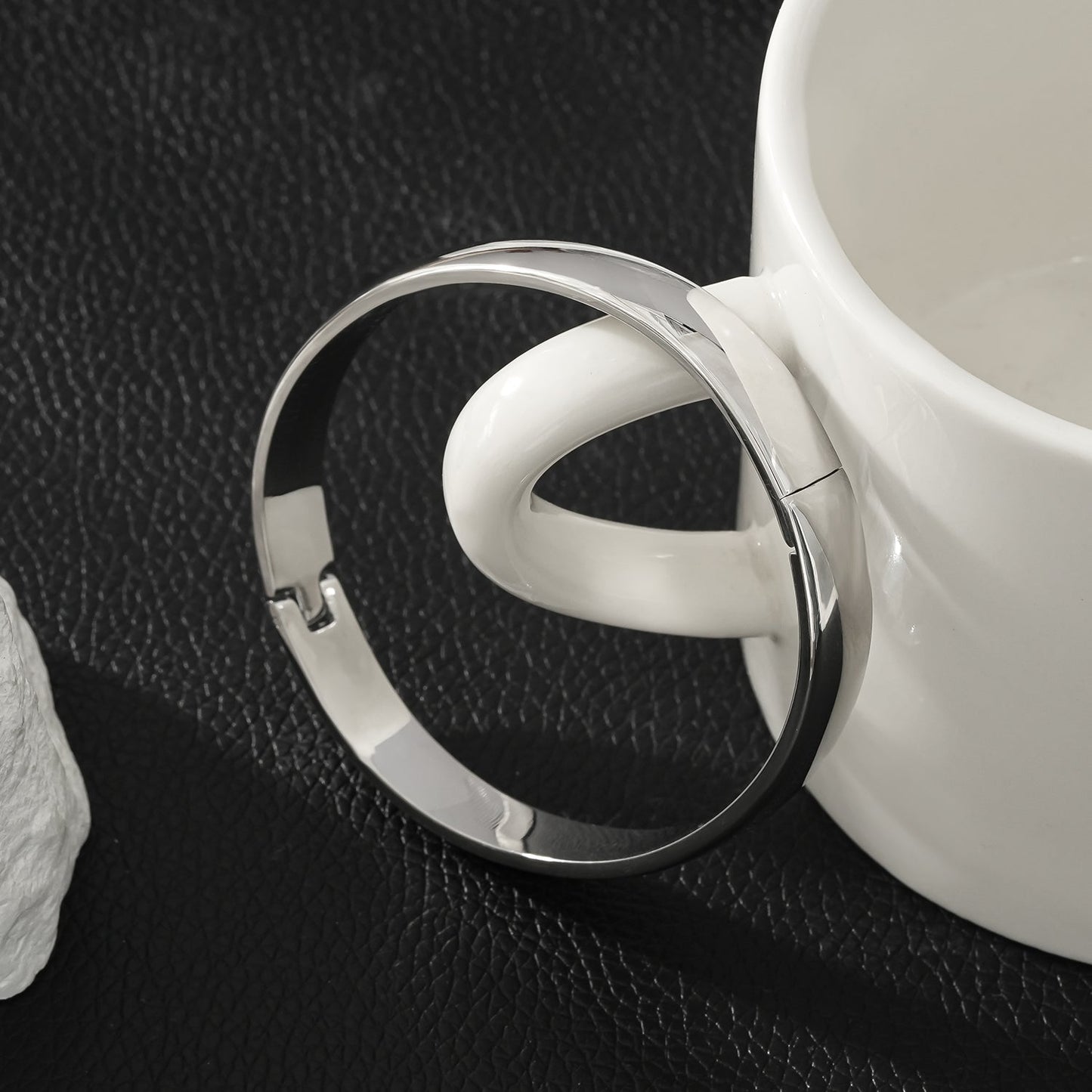 Style UMUAKOT: Mid Width Classic Silver Band Bracelet