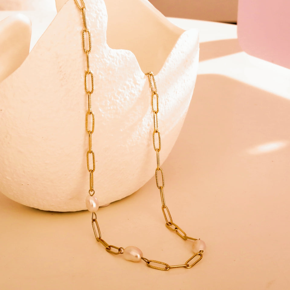 YORK: Fresh Water Pearl Trio on A Paper-Chain Necklace
