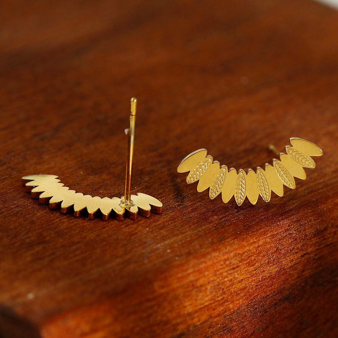 ZOEY: Curved Shaped Leaf Patterned Stud Earrings