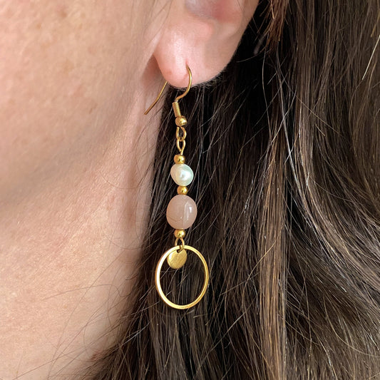 Boucles d’oreilles pendantes avec perles d’eau douce et pierre de soleil | DAPHNÉ