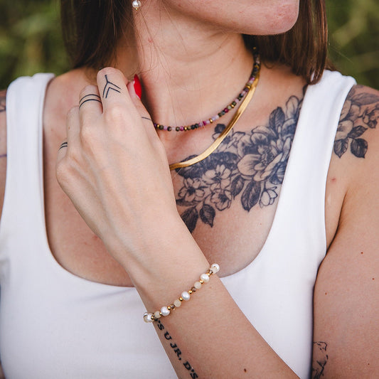 Bracelet fin en pierres de jade jaune et perles d’eau douce | THÉIA