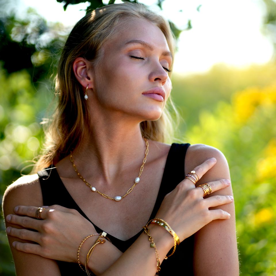 YORK: Fresh Water Pearl Trio on A Paper-Chain Necklace