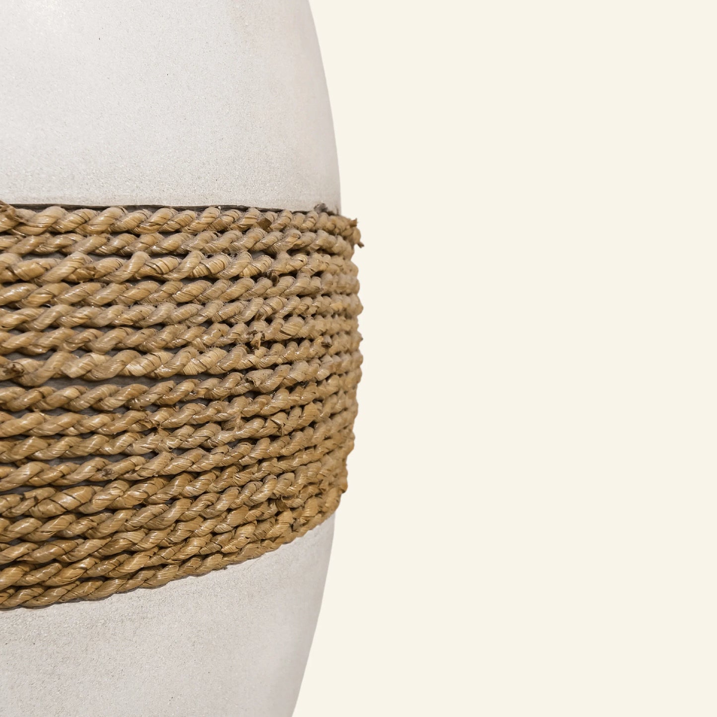 Grand vase décoratif en ciment et herbe de mer