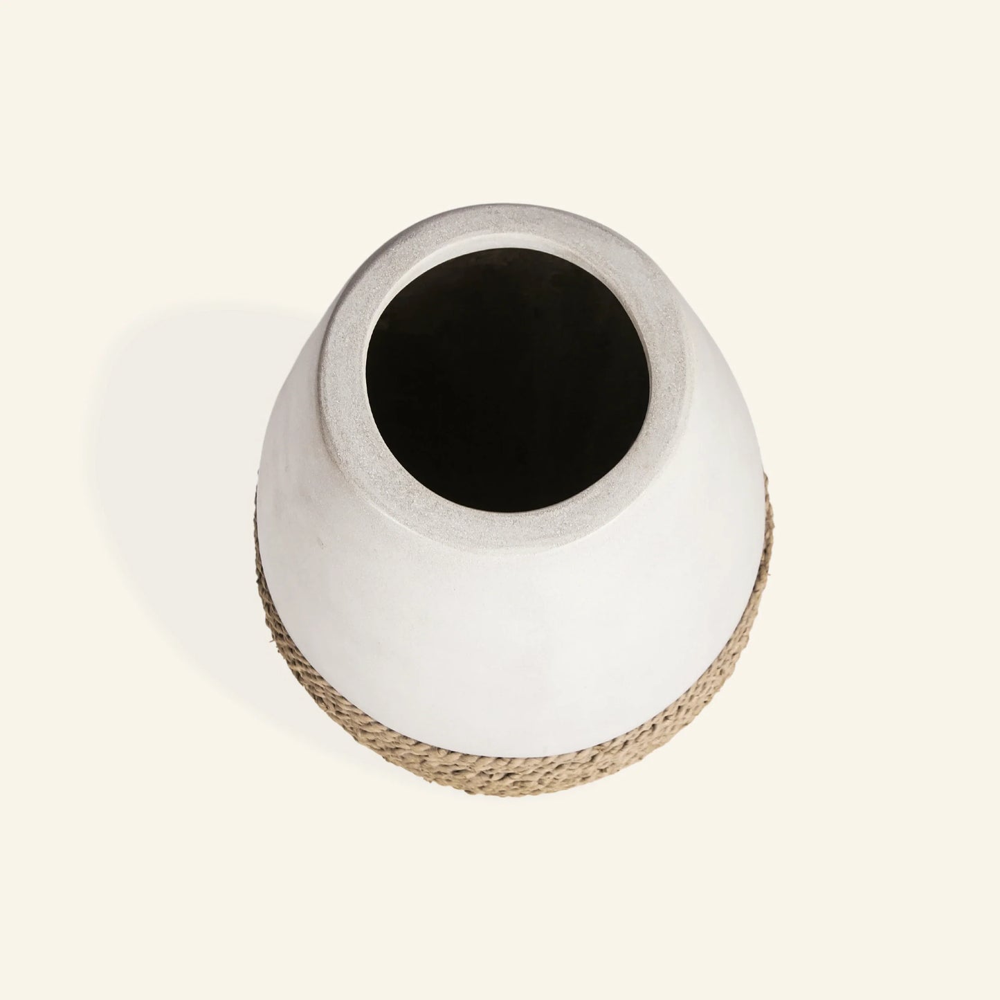 Grand vase décoratif en ciment et herbe de mer