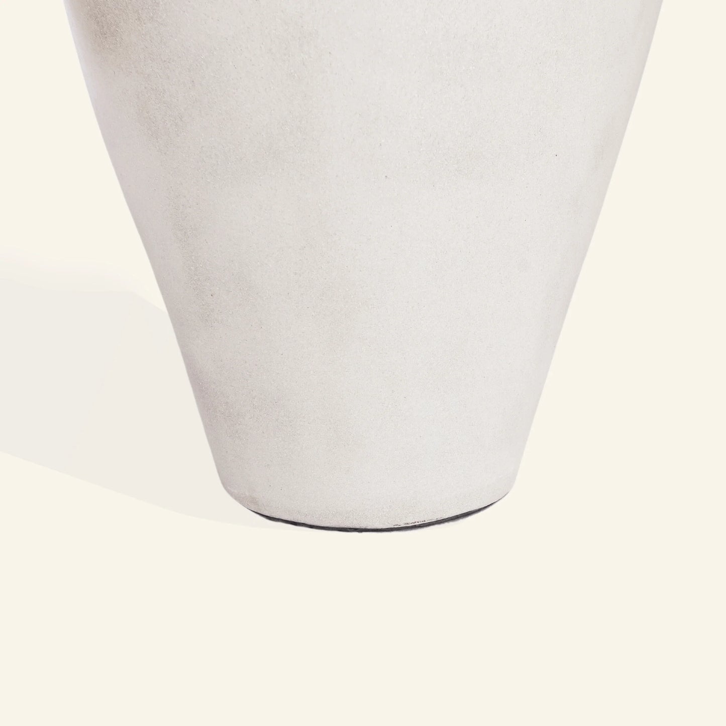 Grand vase décoratif en ciment et herbe de mer