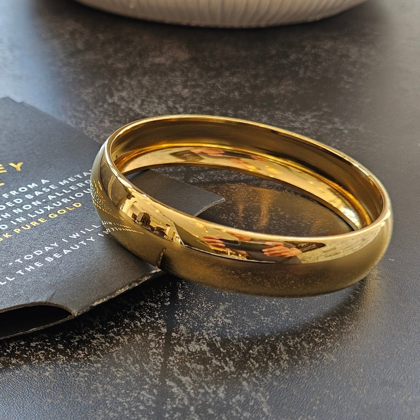 Style UMUAKOT: Mid Width Classic Gold Band Bracelet