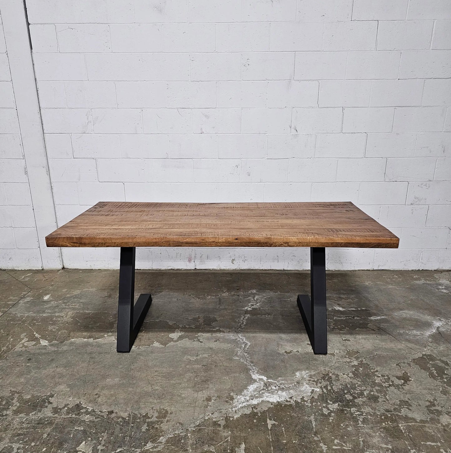 Table ou bureau en bois de manguier et patte en L acier noir