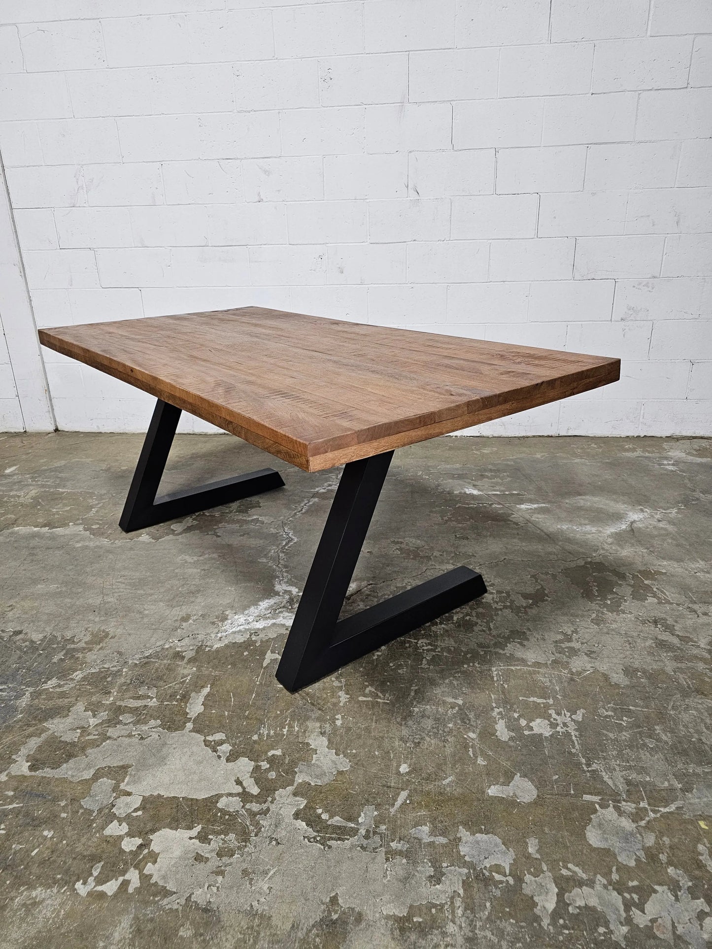 Table ou bureau en bois de manguier et patte en L acier noir