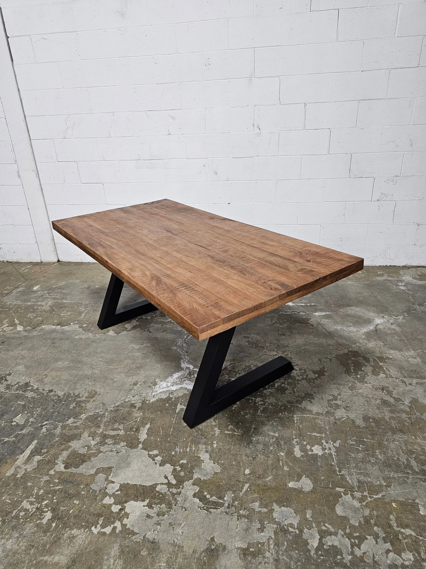 Table ou bureau en bois de manguier et patte en L acier noir