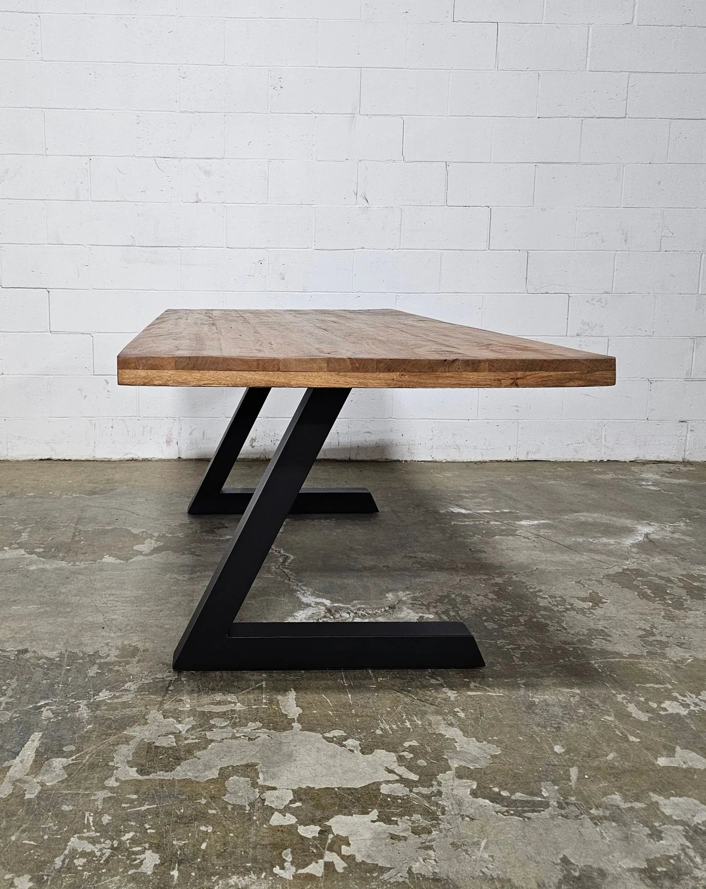 Table ou bureau en bois de manguier et patte en L acier noir