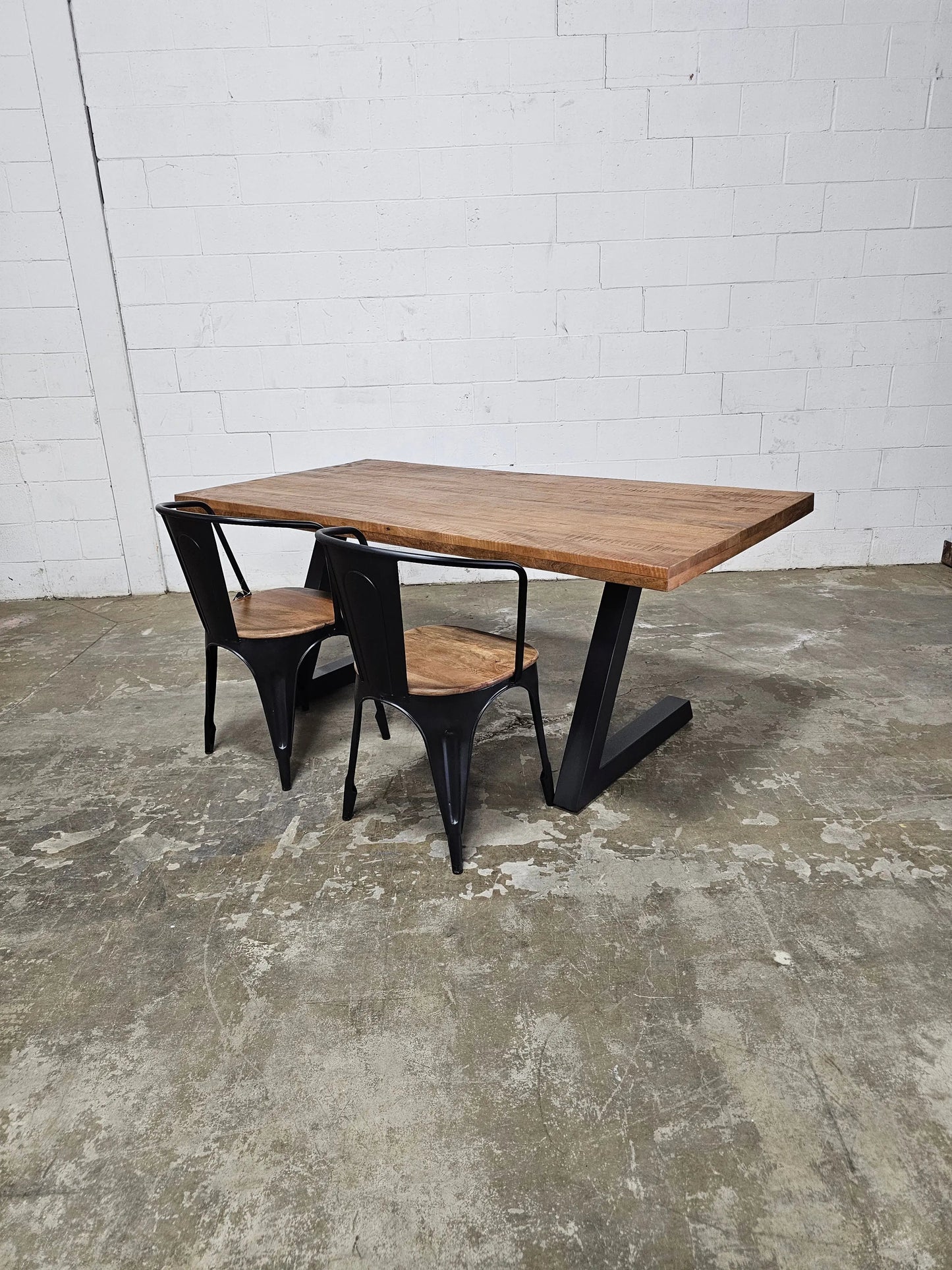 Table ou bureau en bois de manguier et patte en L acier noir