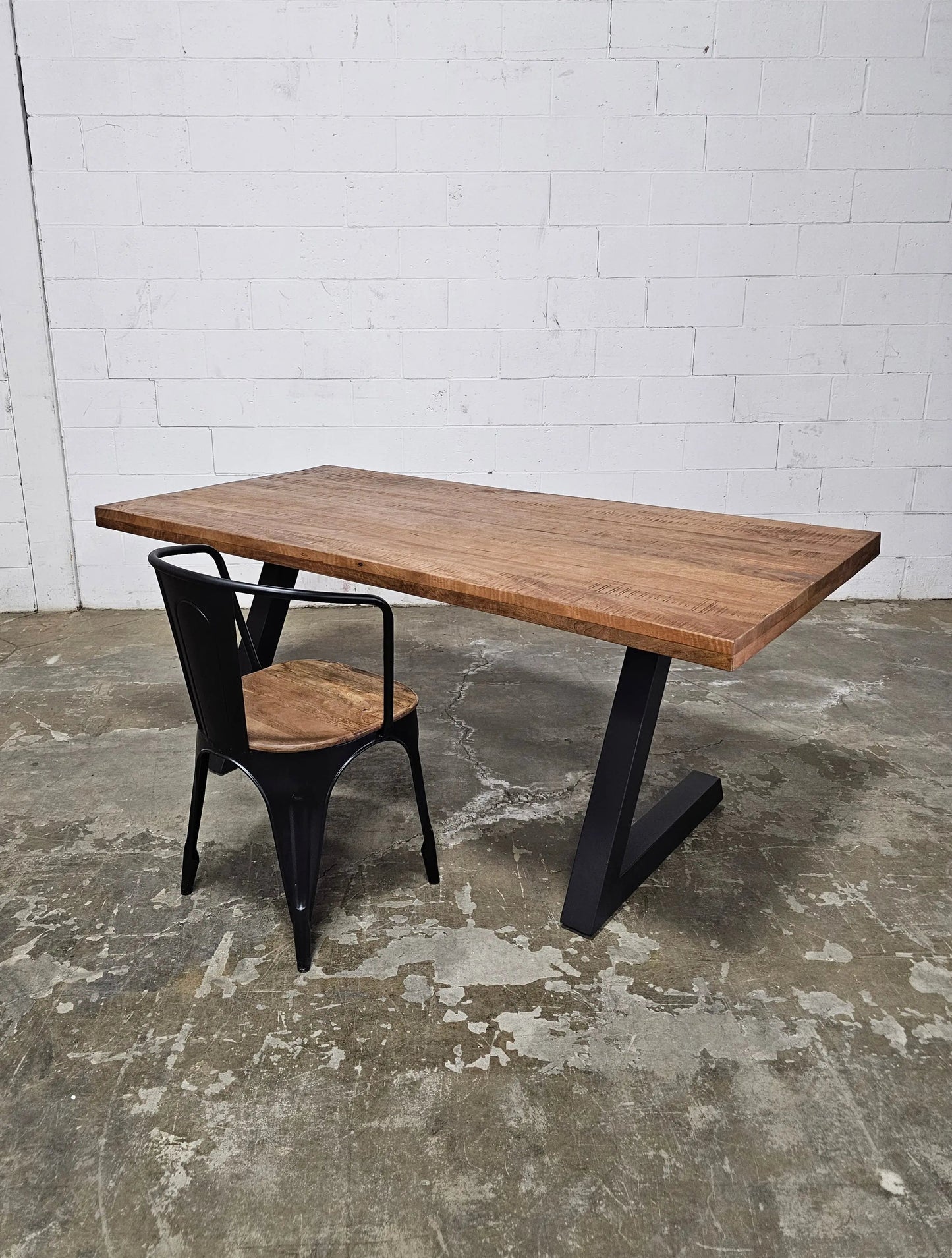 Table ou bureau en bois de manguier et patte en L acier noir