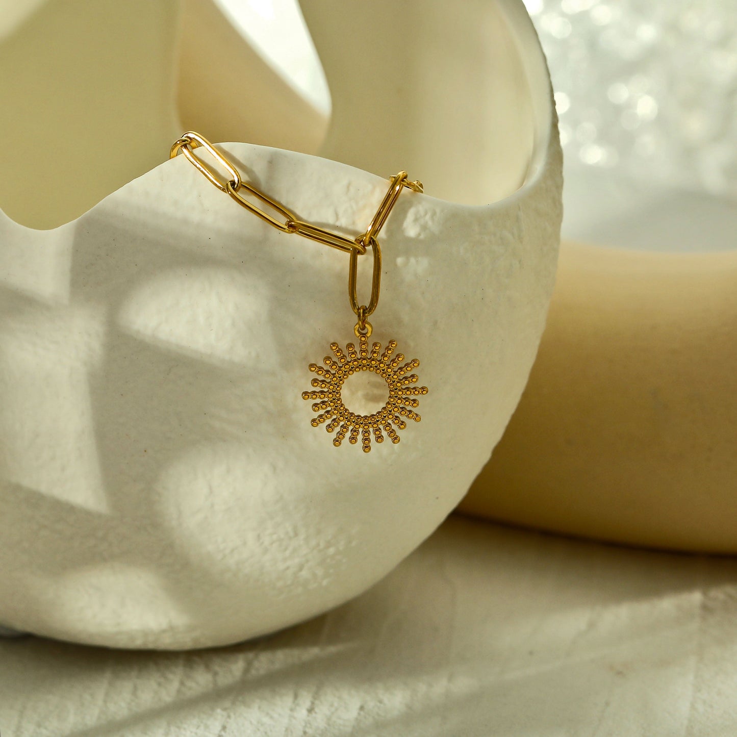 Style ABIGAIL: Contemporary Link Chain Necklace with Ornate Star Burst Pendant