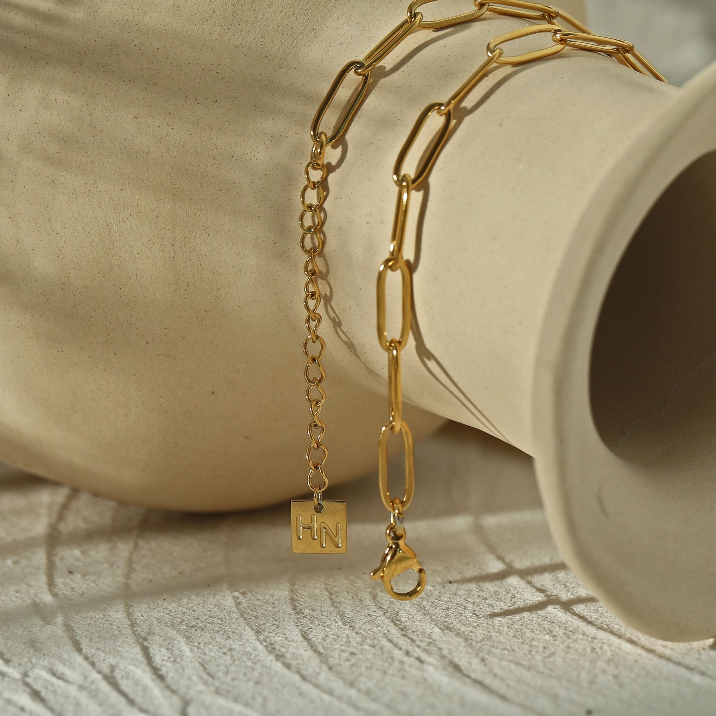 Style ABIGAIL: Contemporary Link Chain Necklace with Ornate Star Burst Pendant