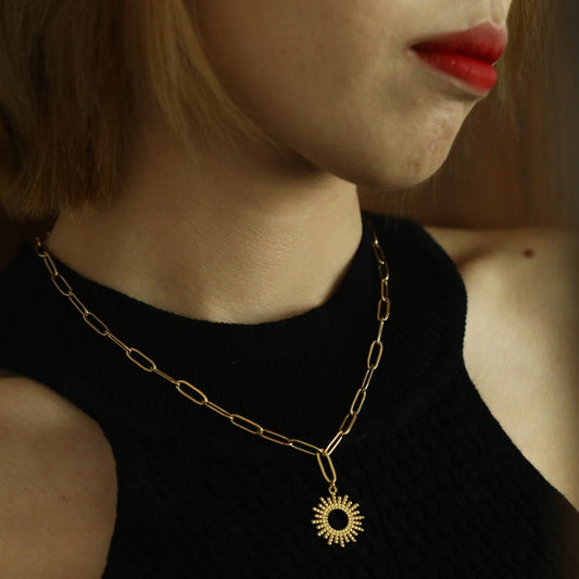 Style ABIGAIL: Contemporary Link Chain Necklace with Ornate Star Burst Pendant