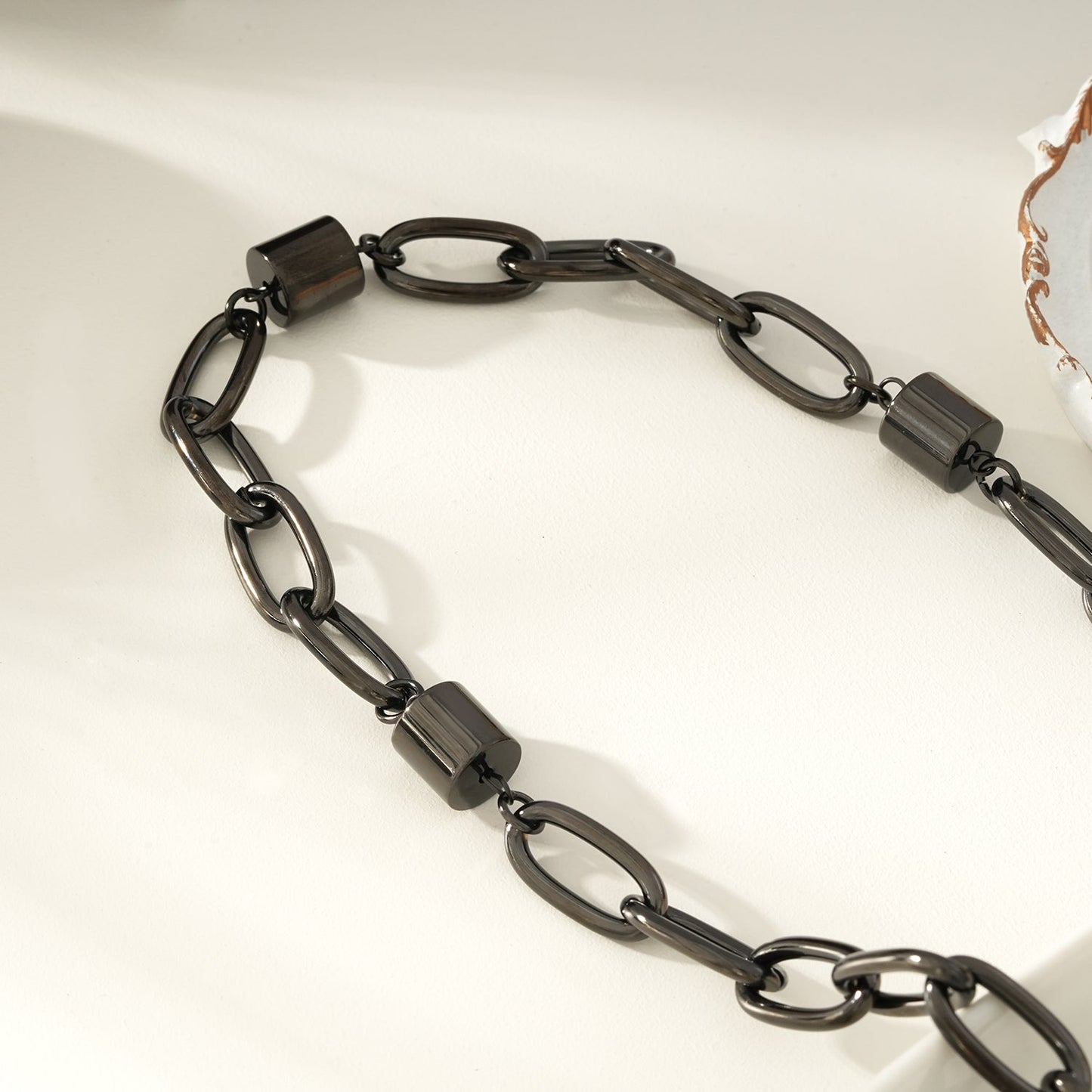 AKELLO BLACK: Black Carbon Power Chain