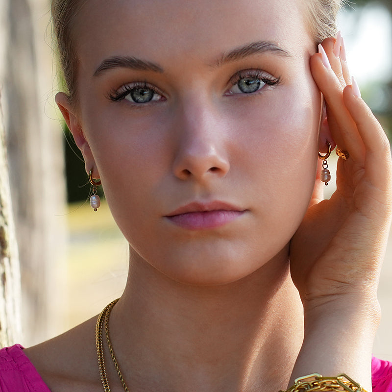 ALEX Gold: Mini Hoop Earrings with Natural Freshwater Pearl Charm – Elegance in Every Detail