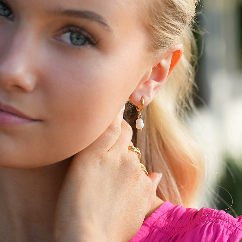 ALEX Gold: Mini Hoop Earrings with Natural Freshwater Pearl Charm – Elegance in Every Detail