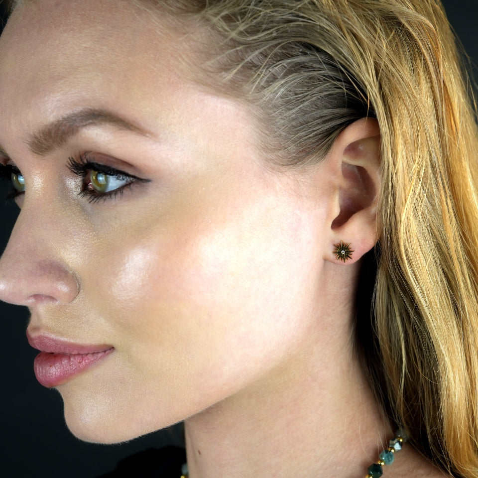 AMNISTY: 'Brilliant Star' Zirconia Stud Earrings Gold