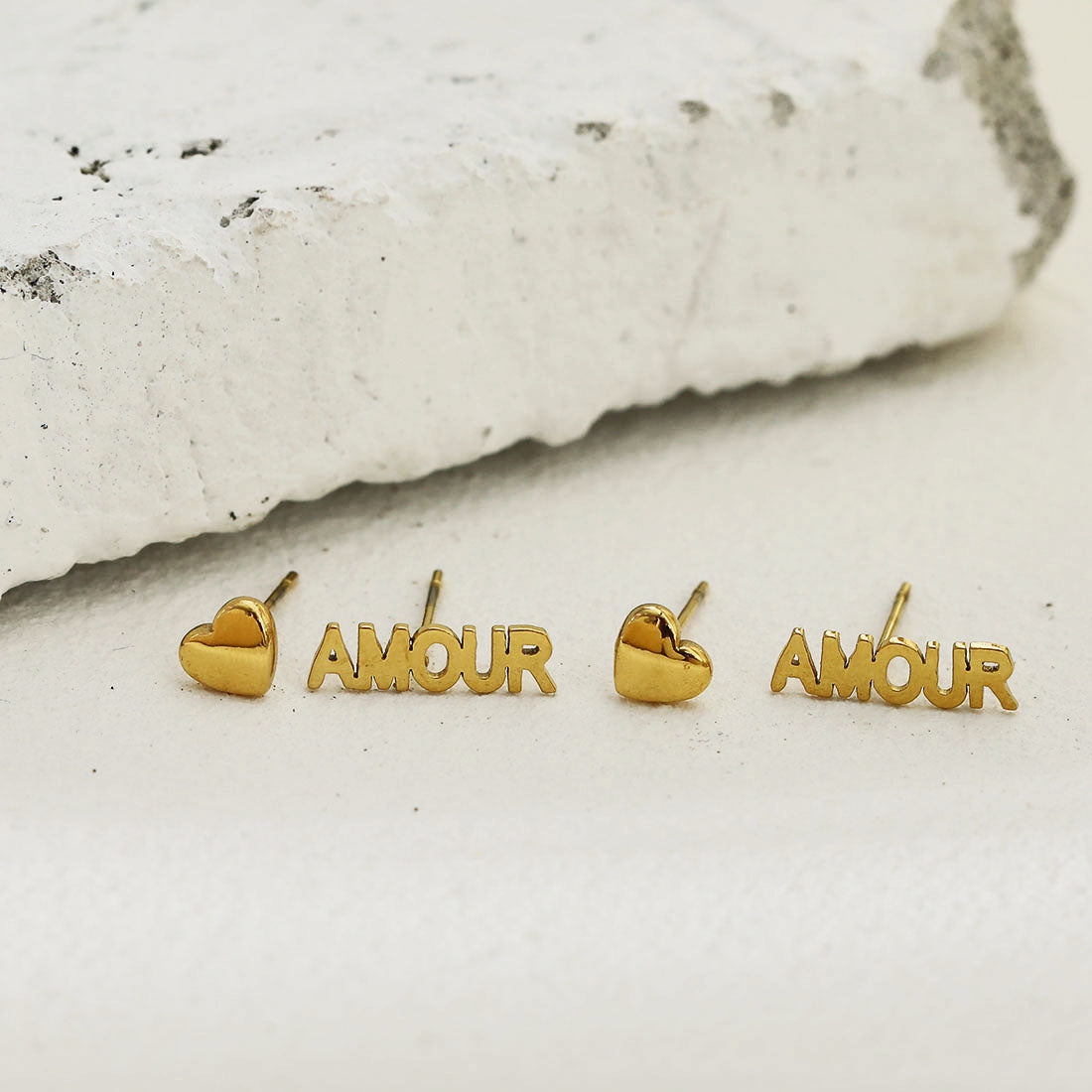 AMOUR & HEART Symbol – Romantic Statement 2-Pair Stud Earrings in Gold.
