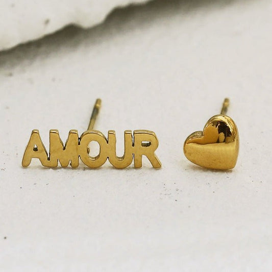 AMOUR & HEART Symbol – Romantic Statement 2-Pair Stud Earrings in Gold.