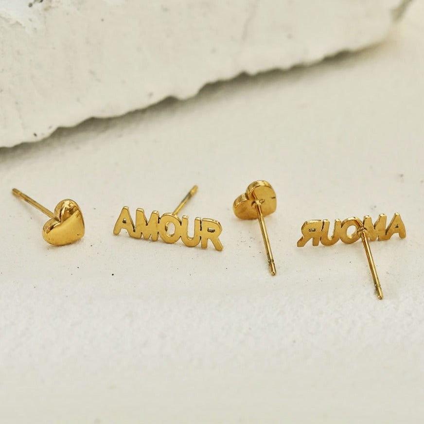 AMOUR & HEART Symbol – Romantic Statement 2-Pair Stud Earrings in Gold.
