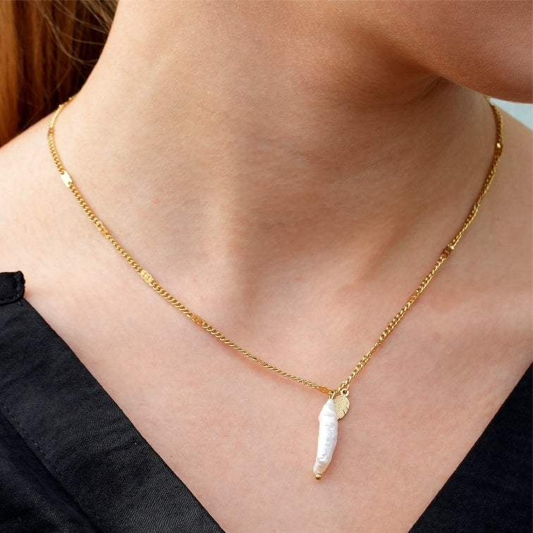 ANNECY: Nature Inspired Chic Chain Necklace Enhanced with Baroque Pearl and Leaf Charm