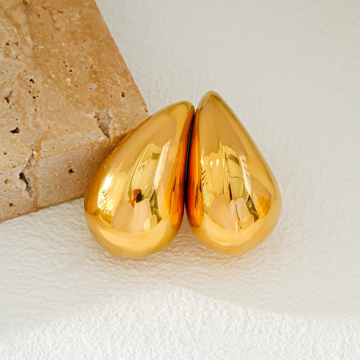 AVONTUR Gold: Statement Tear Drop Stud Earrings